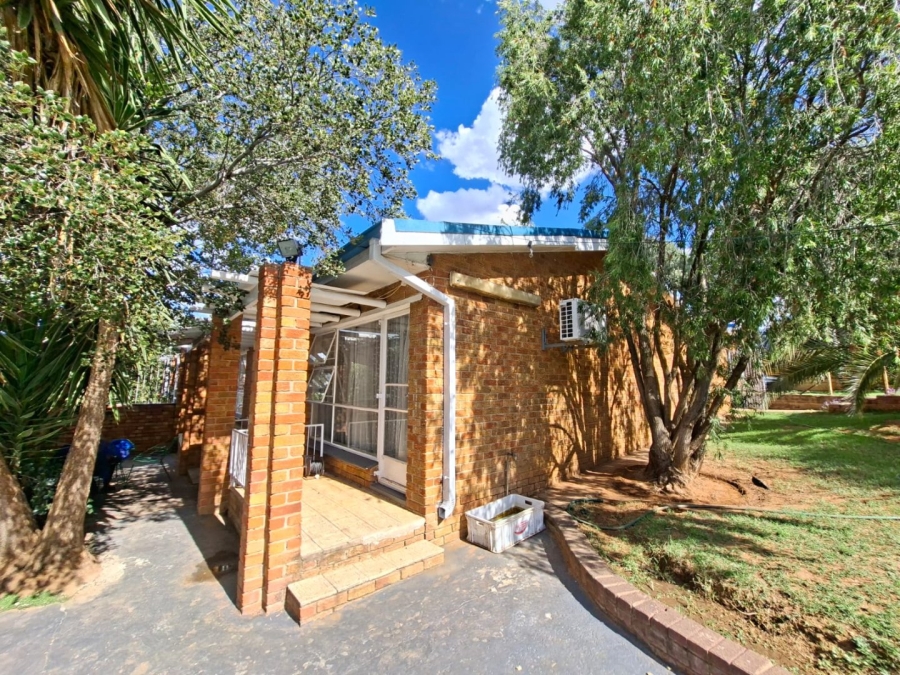 6 Bedroom Property for Sale in Heuwelsig Free State